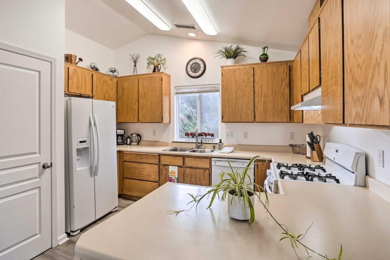 Вілла Mount Shasta Escape With Balcony About Walk To Dtwn Екстер'єр фото